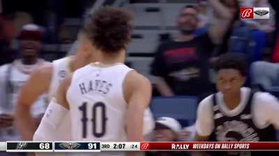 [Highlight] The Spurs don't box out Jaxson Hayes and he comes in with the putback slam