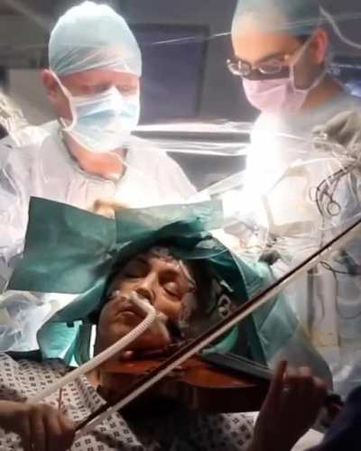 In London, England, Dagmar was going in for brain surgery at King’s College Hospital to remove a brain tumour in her frontal lobe. It was upon the request of the surgeons that the 53 year-old played the violin to ensure musical abilities were not damaged