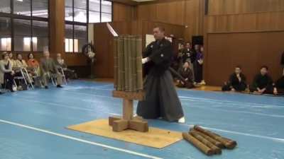 Tameshigiri Master demonstrates how useless a katana could be without the proper technique &amp; skills