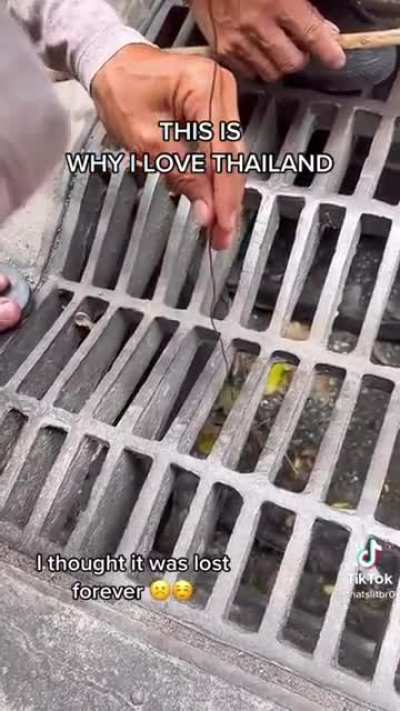 Dudes help tourist that dropped his airpods