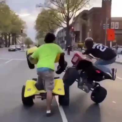 Incredible how the one in the yellow one ran over himself