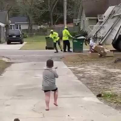 A 4-year-old and a sanitation worker are serving up some moves in South Carolina. ??☺️