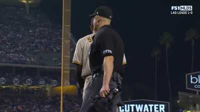 [Highlight] [Highlight] The Padres turn two and get out of a jam to remain in the lead.