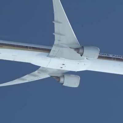 Pilot successfully airdrops pictures of Singapore Airliner to the captain of the airliner mid flight at 1000’ away