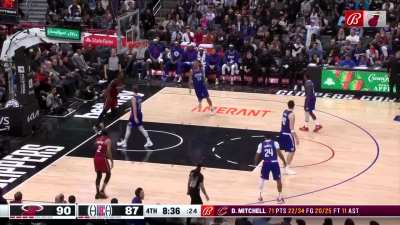 [Highlight] Strus to Bam to attack the rim in the 4th