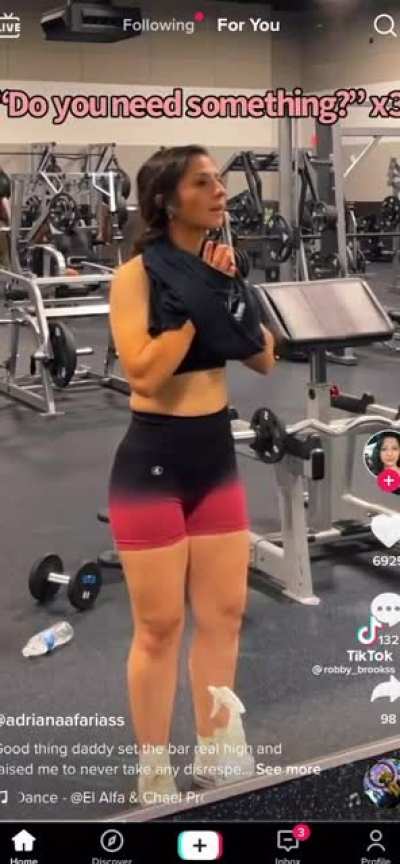 Girl recording at the gym gets offended when someone stares in her general direction.
