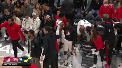 [Highlight] Anfernee beats the buzzer with the circus hook to end the 1st quarter with 23 points!