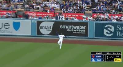 [Highlight] [Highlight] Hearing that the Dodgers might play Mookie at SS, RF Jason Heyward reminds them why they shouldn’t, immediately making an error