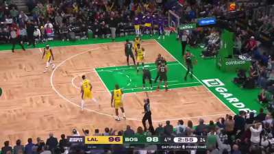 [Highlight] Lebron James hits a three to give the Lakers a one point lead with just under three minutes left in the fourth quarter