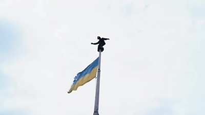 Balancing on a flagpole over a 400ft drop