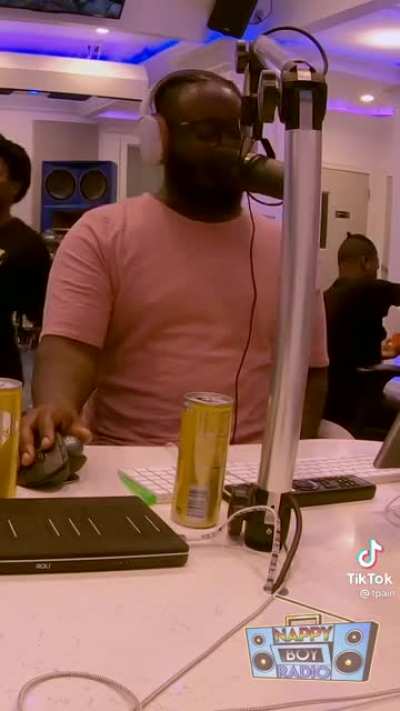Hannibal Buress on the mic spittin’ fire ?