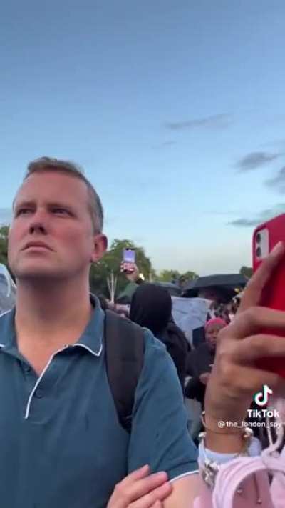 Crowds outside Buckingham Palace sang “God Save The Queen” following her death ❤️