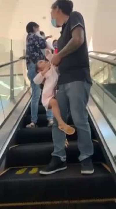 My niece’s first time in the escalator