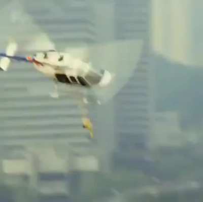 Some combined clips of Jackie Chan doing his own shunts.