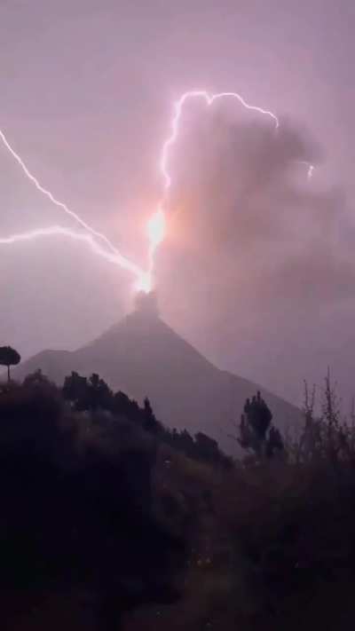 ?A Volcanic Lightning Storm
