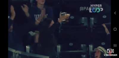 Fan catches baseball in her beer cup ⚾️?