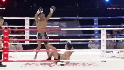 “Lerdsila” The man with the quickest reflexes in fighting history with a record of 191 wins and 33 losses. Messing with his opponent