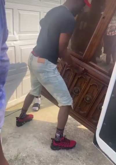 This is how I be when I’m invited to help someone move.