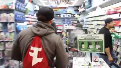 "Pro" COD player walks into a GameStop expecting everyone to freak out and recognize him only for absolutely no one to care