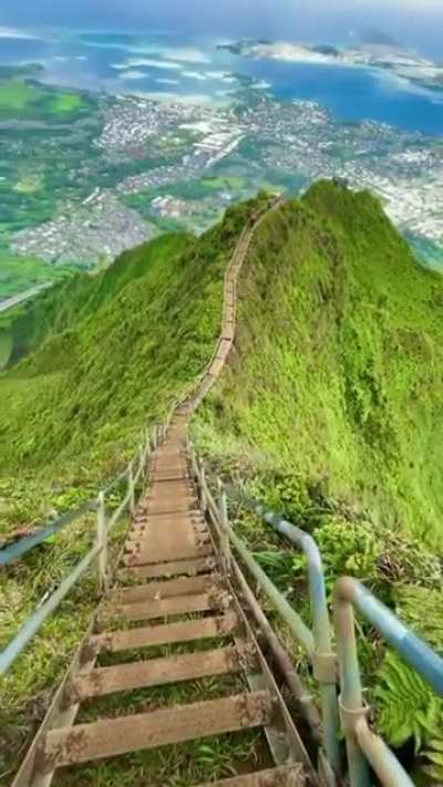 ? Stairway to Heaven (Haiku Stairs) Oahu, Hawaii