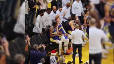 [Highlight] Draymond was aggressively pumped up towards Kuminga after his late game heroics!