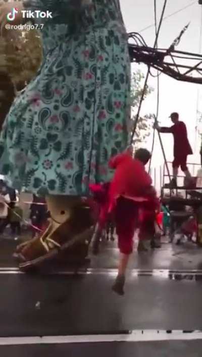Pulling the strings of a Giant Puppet to make it walk