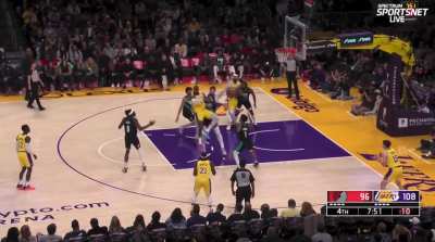 [Highlight] LeBron with another no-look pass to Austin Reaves for the corner three.