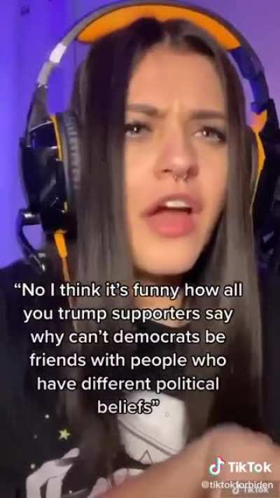 Gamer girl wins political argument with herself
