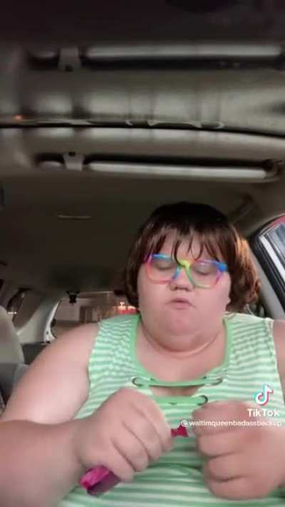 After that healthy iced coffee recipe, she so generously gives us an unboxing video of her new vape. ?