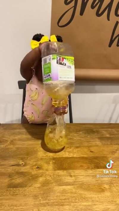 How to pour juice into a glass