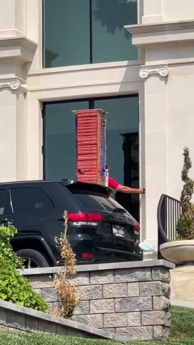 How to get a $100 tip delivering Pizza : It takes some skills and a wealthy neighberhood.