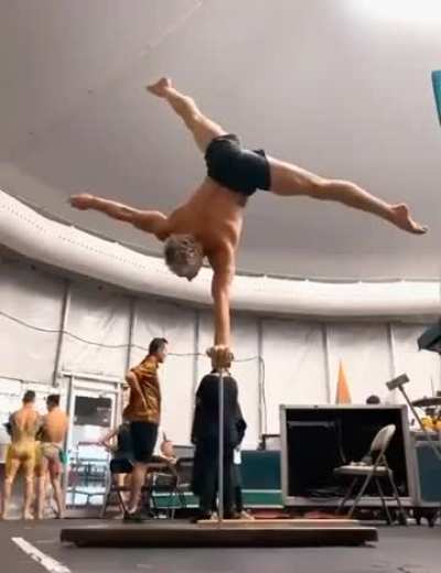 Amazing balance on one hand.