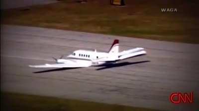 Amazing footage of pilot landing plane without landing gear!