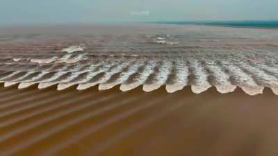 ? This is a rare phenomenon, called ‘fish-scale' tide, appeared in Qiantang River, Zhejiang Province, on July 31, 2022.