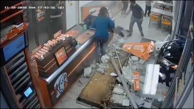 Car smashes into Little Caesars.. ?‍♂️