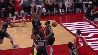 [Highlight] Jalen Green hits Sengun with the crafty behind the head pass amid a sea of defenders