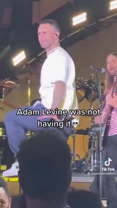 The video is kinda cringe but it’s the comments, there are people defending the women, if the roles were reversed (a man going up to hug Nicki minaj or Doja cat) we’d be cancelled by tomorrow