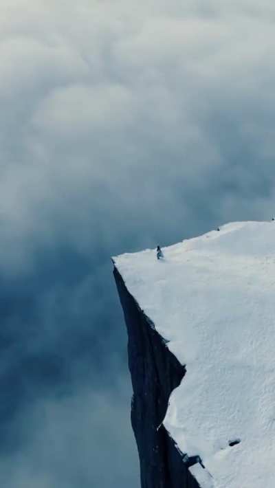 On the edge of the world in Norway ❄️?