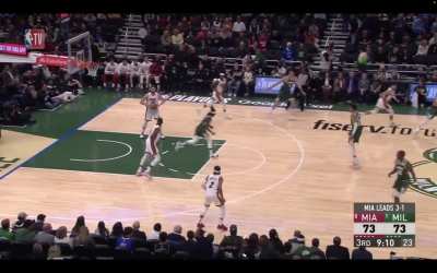 [Highlight] Jimmy Butler ties the game up with the 3. Lopez is forced to respect his range in the following possession and Butler beats him off the dribble, using the rim to avoid the Lopez block