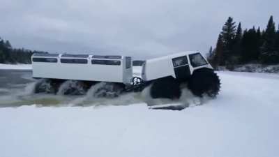 vehicle that does not sink in water thanks to its tires