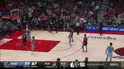 [Highlight] Damian Lillard finds a wide open Larry Nance Jr for the easy bucket to end the 3rd quarter