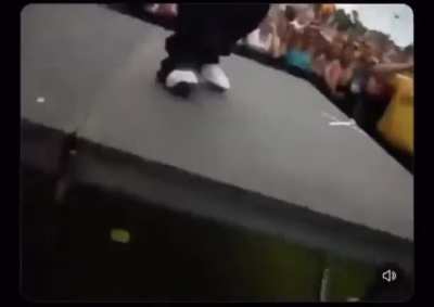 That time Akon brought a fan on stage ?