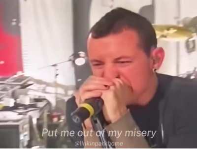 Chester Bennington doing a 17 second scream live