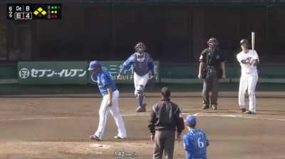 Yokohama DeNA Baystars catcher and Hirooka Taishi (batter) in disbelief after Yofrec Diaz caught the return throw from catcher with his pitching hand in minor league game against the Yomiuri Giants
