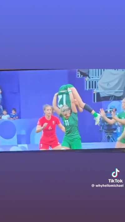 This is absolutely insane. The strength to maintain that grip is amazing