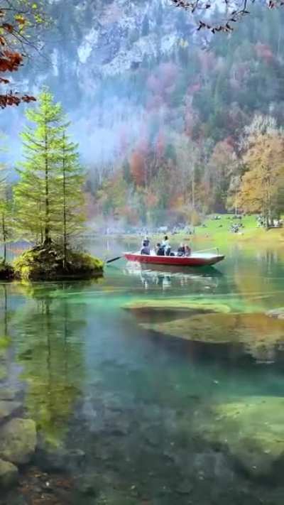 ? Lake Blausee, Kandergrund Bern Switzerland