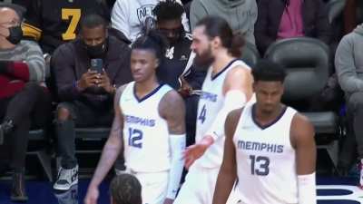 [Highlight] Antonio Brown spectating the Nets game.