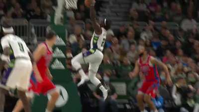 [Highlight] Giannis beautifully threads the needle for the Jrue Holiday slam
