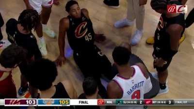 [Highlight] Donovan Mitchell has a leg injury at the end of the game, appeared to be grabbing the back of his right leg