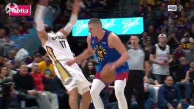 [Highlight] Jokić bangs on Valančiūnas, leading to an easy dunk